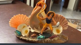 Statuina Indiana Jones con frusta e conchiglie
