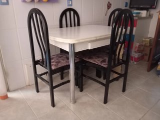 Mesa de cocina extensible con 4 sillas