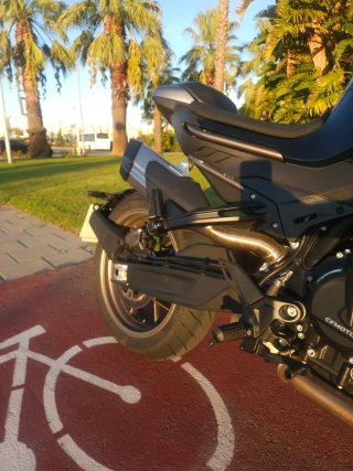Moto Naked Negra 500 Km