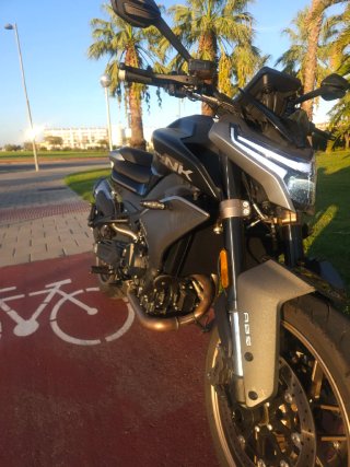 Moto Naked Negra 500 Km