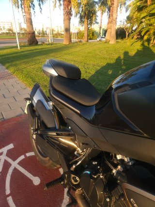 Moto Naked Negra 500 Km