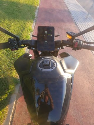 Moto Naked Negra 500 Km