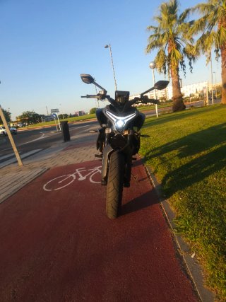 Moto Naked Negra 500 Km