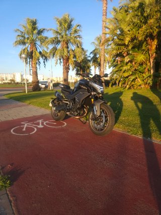 Moto Naked Negra 500 Km