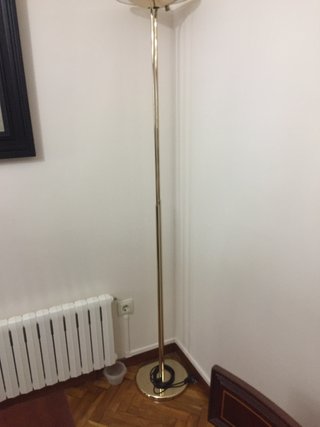 Lámpara de pie dorada metálica