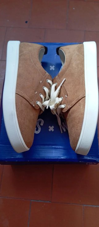 Zapatos niño marrones y blancos