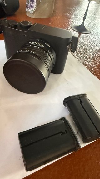 Leica Q2 Monochrom + 3 baterías
