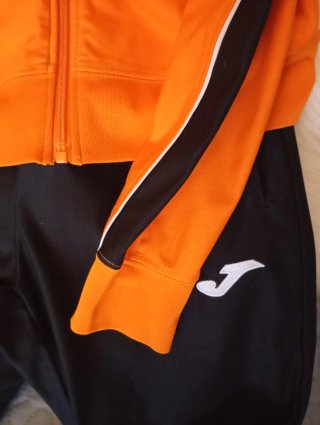 Chándal Joma niño naranja y negro.Talla 3XS. Joma