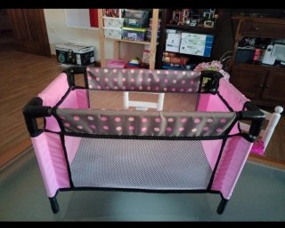 Cuna para muñecas rosa lunares