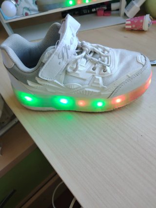Zapatillas con ruedas y luces LED