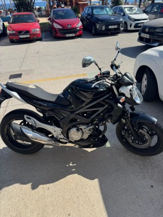 Suzuki Gladius 650 Naked Negra