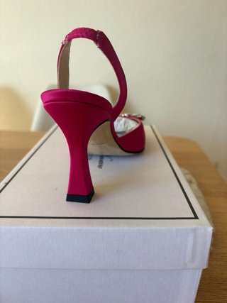 Zapato tacón fucsia pedrería