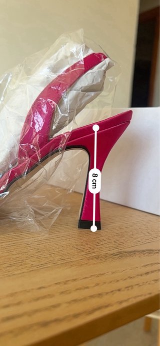 Zapato tacón fucsia pedrería