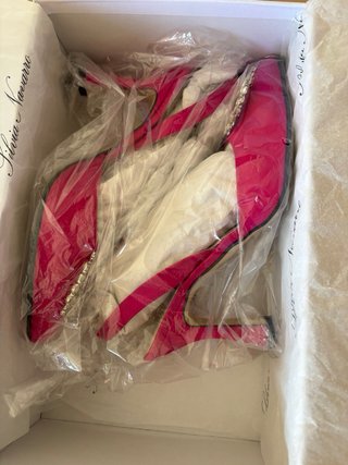 Zapato tacón fucsia pedrería