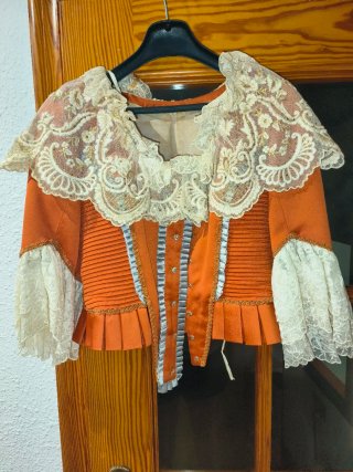 Traje de Fallera Naranja y Dorado