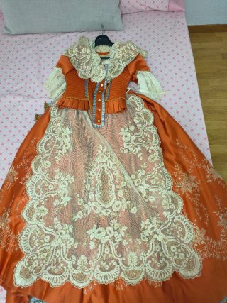 Traje de Fallera Naranja y Dorado