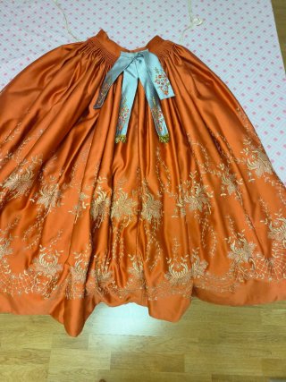 Traje de Fallera Naranja y Dorado