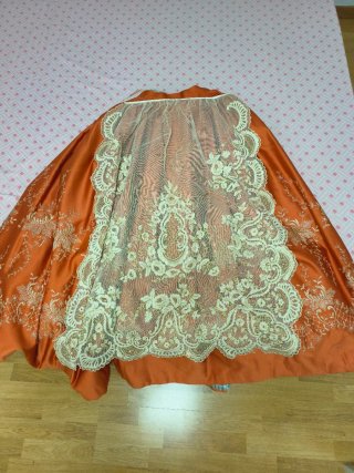 Traje de Fallera Naranja y Dorado