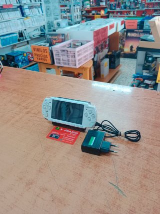 CONSOLA SONY PSP 2004 BLANCA CON CARGADOR