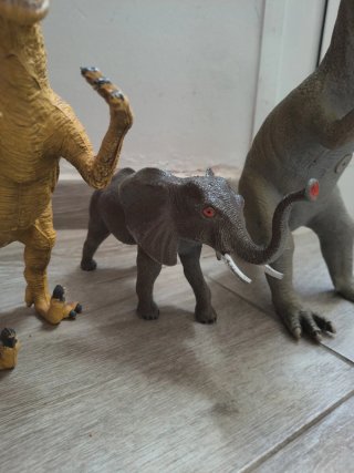 Muñecos dinosaurios y elefante grandes
