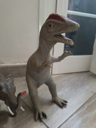 Muñecos dinosaurios y elefante grandes