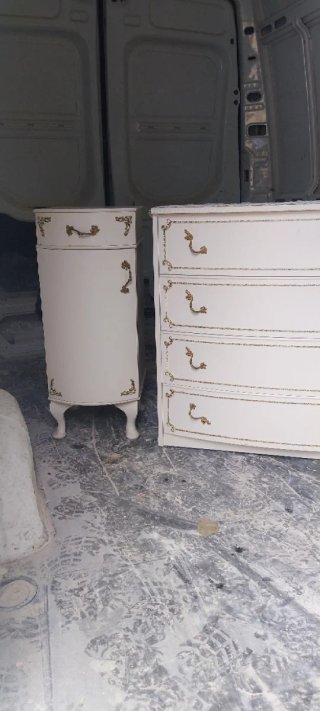 Cómoda y mesitas de noche blancas con detalles dor