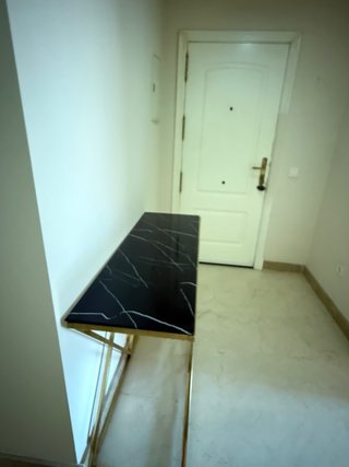 Ingresso dorato con coperchio in marmo nero