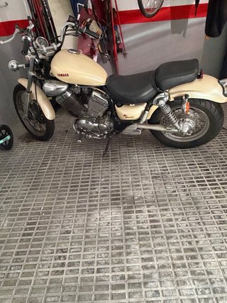 Moto Yamaha Virago 500cc color blanco hueso