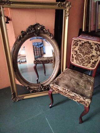 Lote vintage: espejo, silla, marco, alfombra