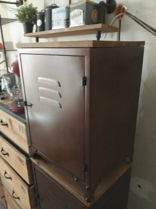 Mueble auxiliar estilo industrial