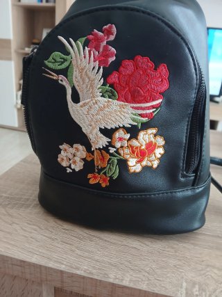 Mochila pequeña bordada