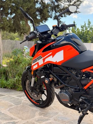 KTM Duke 125 Naranja y Negra