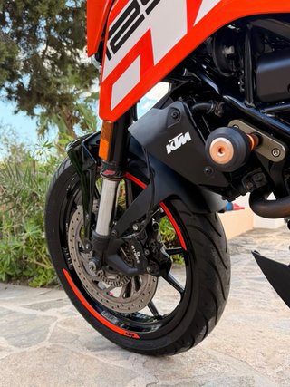 KTM Duke 125 Naranja y Negra