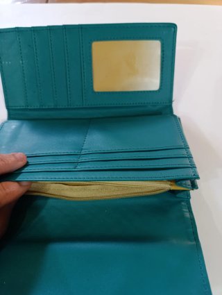 Cartera azul verdoso con detalles dorados