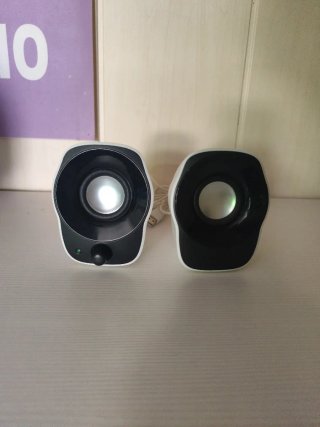 Altavoces Logitech Negros y Blancos