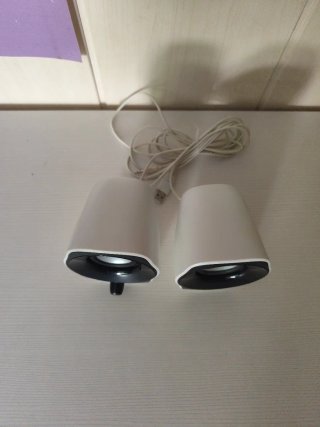 Altavoces Logitech Negros y Blancos