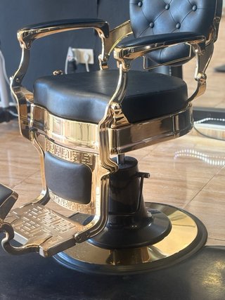 Sillón de peluquería dorado