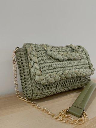 Bolso de rafia tejido con detalles dorados
