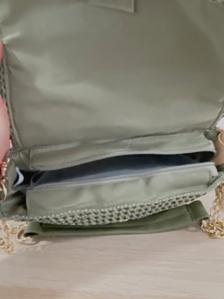 Bolso de rafia tejido con detalles dorados