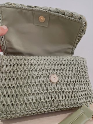 Bolso de rafia tejido con detalles dorados