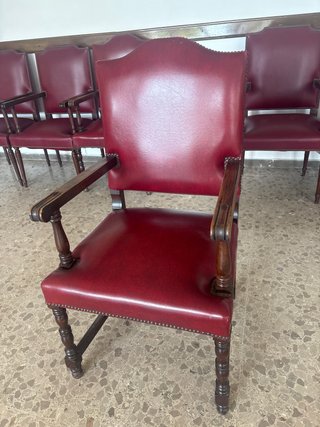 Butaca de piel roja con patas de madera
