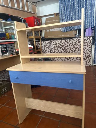 Escritorio con estantería y cajón