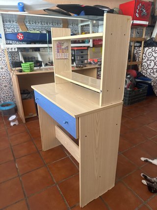 Escritorio con estantería y cajón