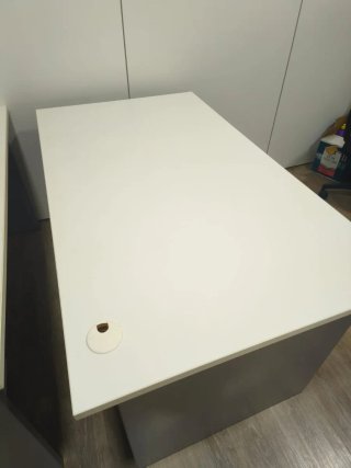Escritorio con cajonera, puede con silla