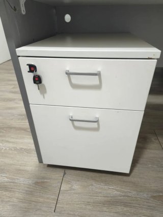 Escritorio con cajonera, puede con silla