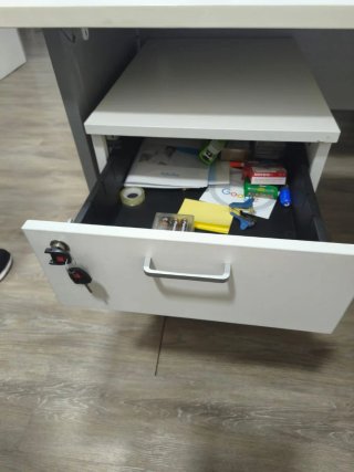 Escritorio con cajonera, puede con silla