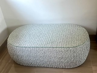Mesa de centro ovalada con tapa de cristal
