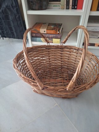 Cesto de mimbre y tiras de madera