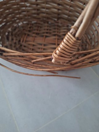 Cesto de mimbre y tiras de madera