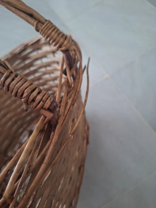 Cesto de mimbre y tiras de madera